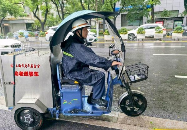 迪时策略 台风来袭，大风大雨中，中心城区为老送餐队伍准时出发